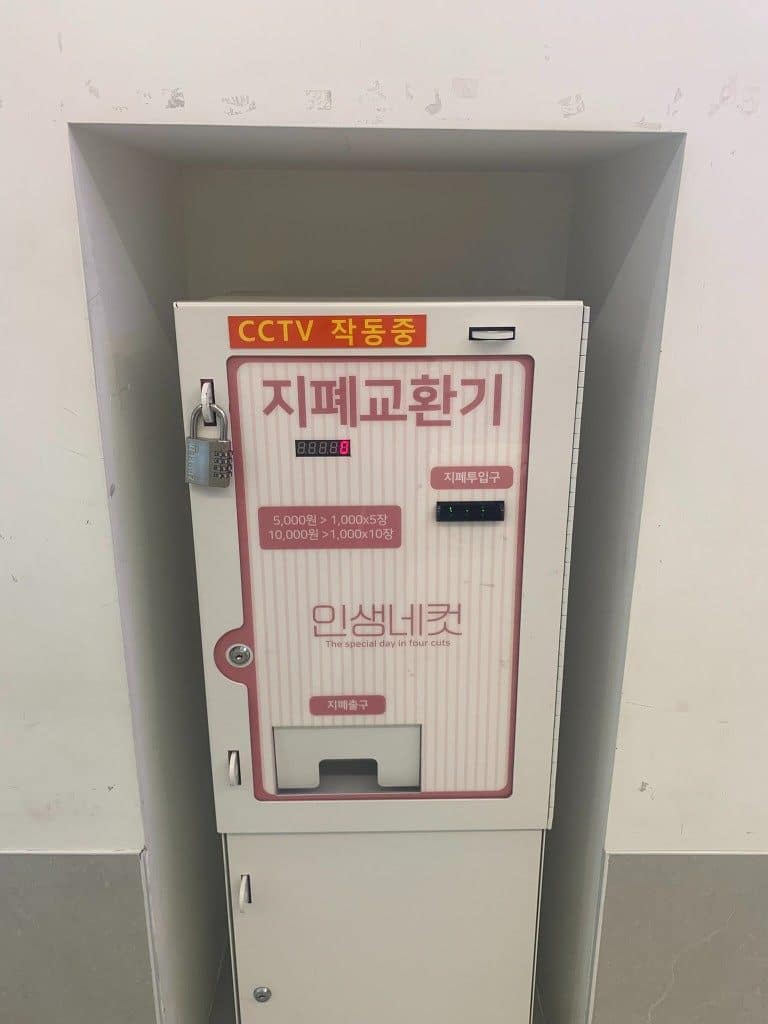 Bill change machine inside Life4Cuts Hongdae